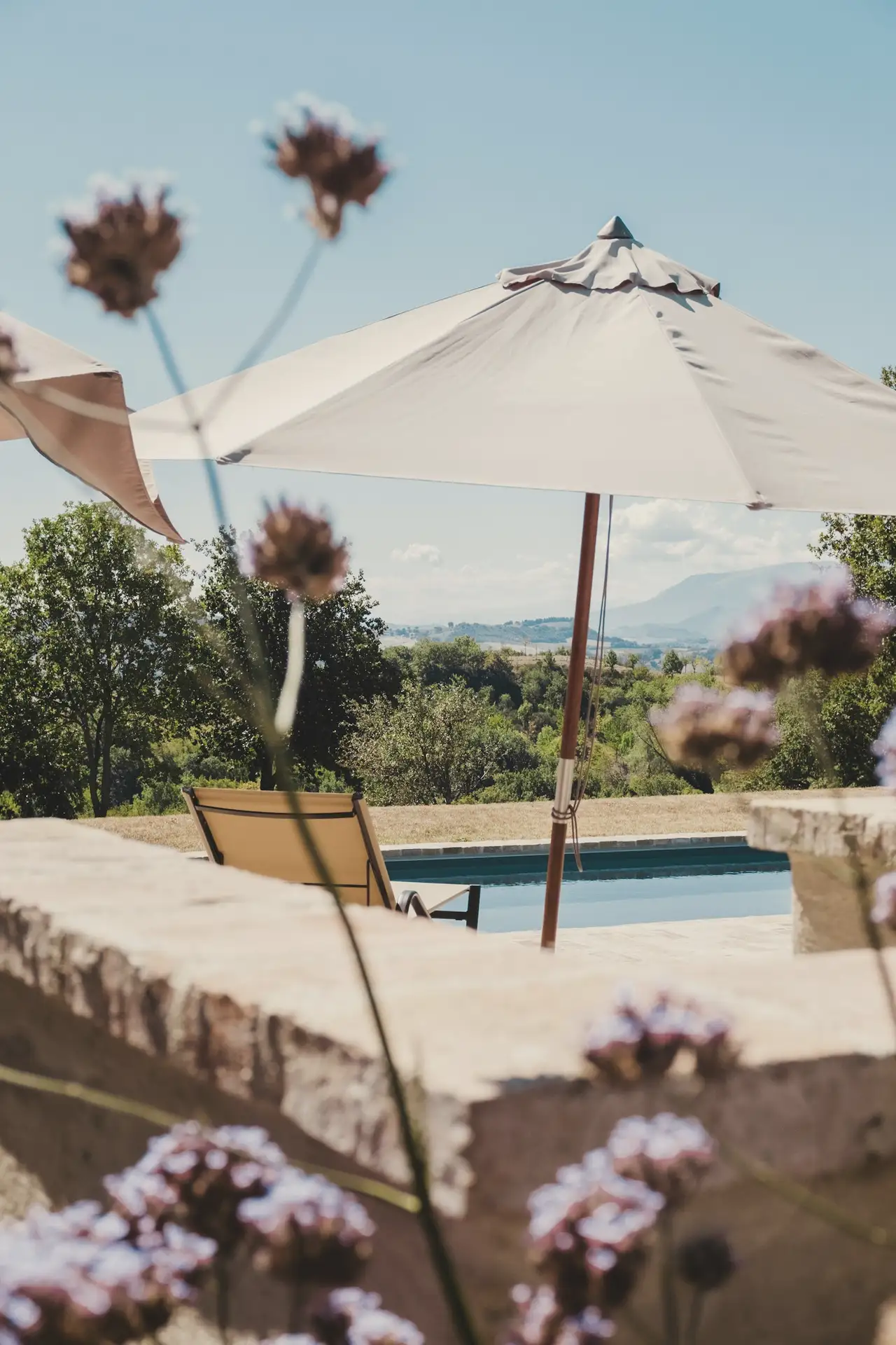A pool, a parasol and the hills
