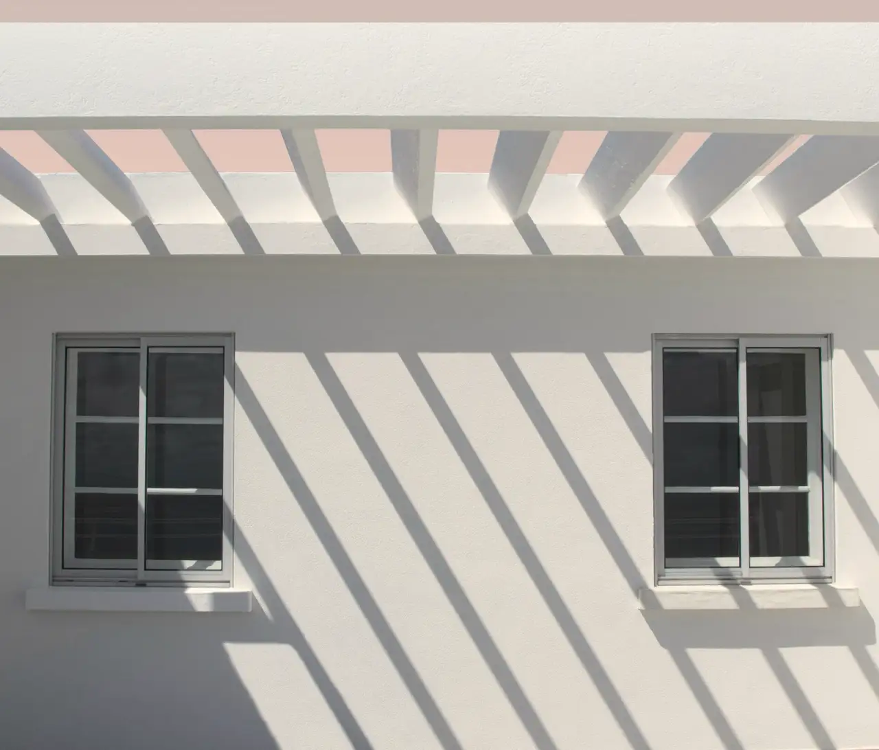 La façade à la chaux sous la pergola, en plein soleil